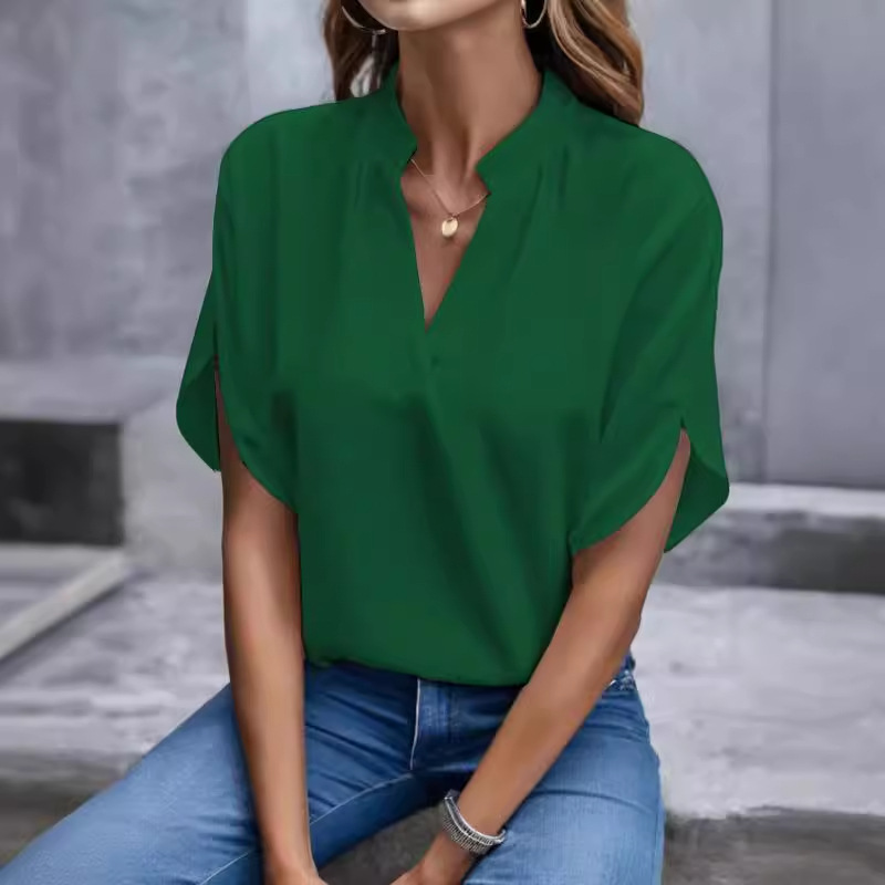 Chemisier à manches courtes pour femme, col en V, avec fente au décolleté et coupe fluide, idéal pour le bureau ou les occasions décontractées