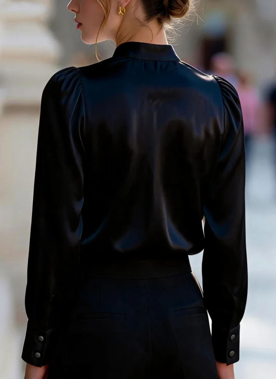 Chemise formelle en satin pour femmes, col mandarin, décolleté en V, détails plissés, manches longues, poignets droits, coupe ample, chemisier de travail.