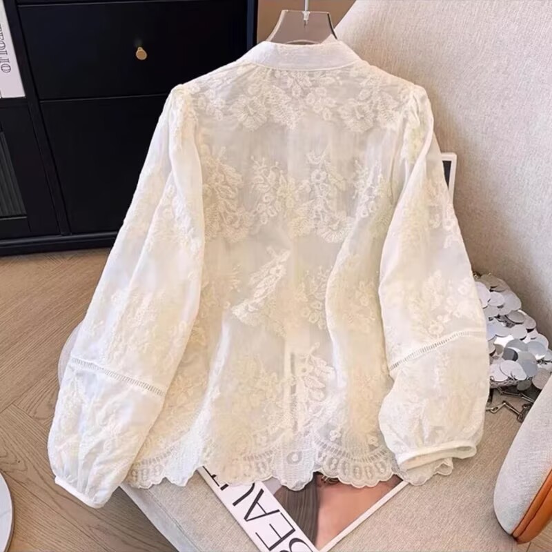 Chemise en dentelle pour femme avec broderie et boutons à nœuds