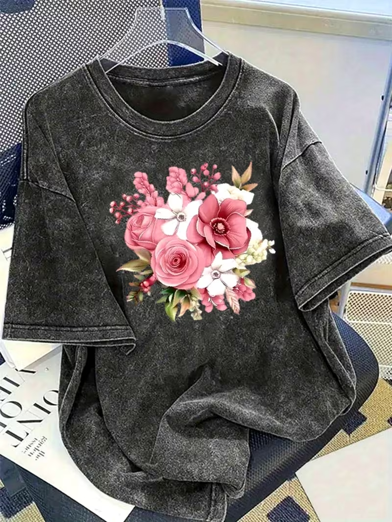 T-shirt pour femme à motif floral papillon, imprimé floral gris foncé délavé style vintage, coupe ample décontractée à manches courtes, haut d'été pour usage quotidien
