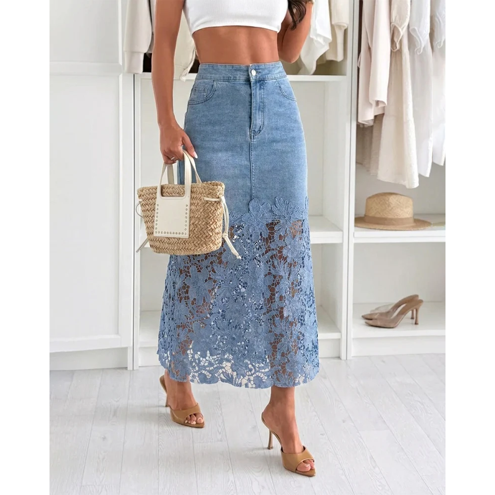 Jupe longue en jean pour femme, taille haute, délavée clair, motif floral, patchwork de dentelle ajourée, fente à l'ourlet, coupe trapèze, style décontracté d'été