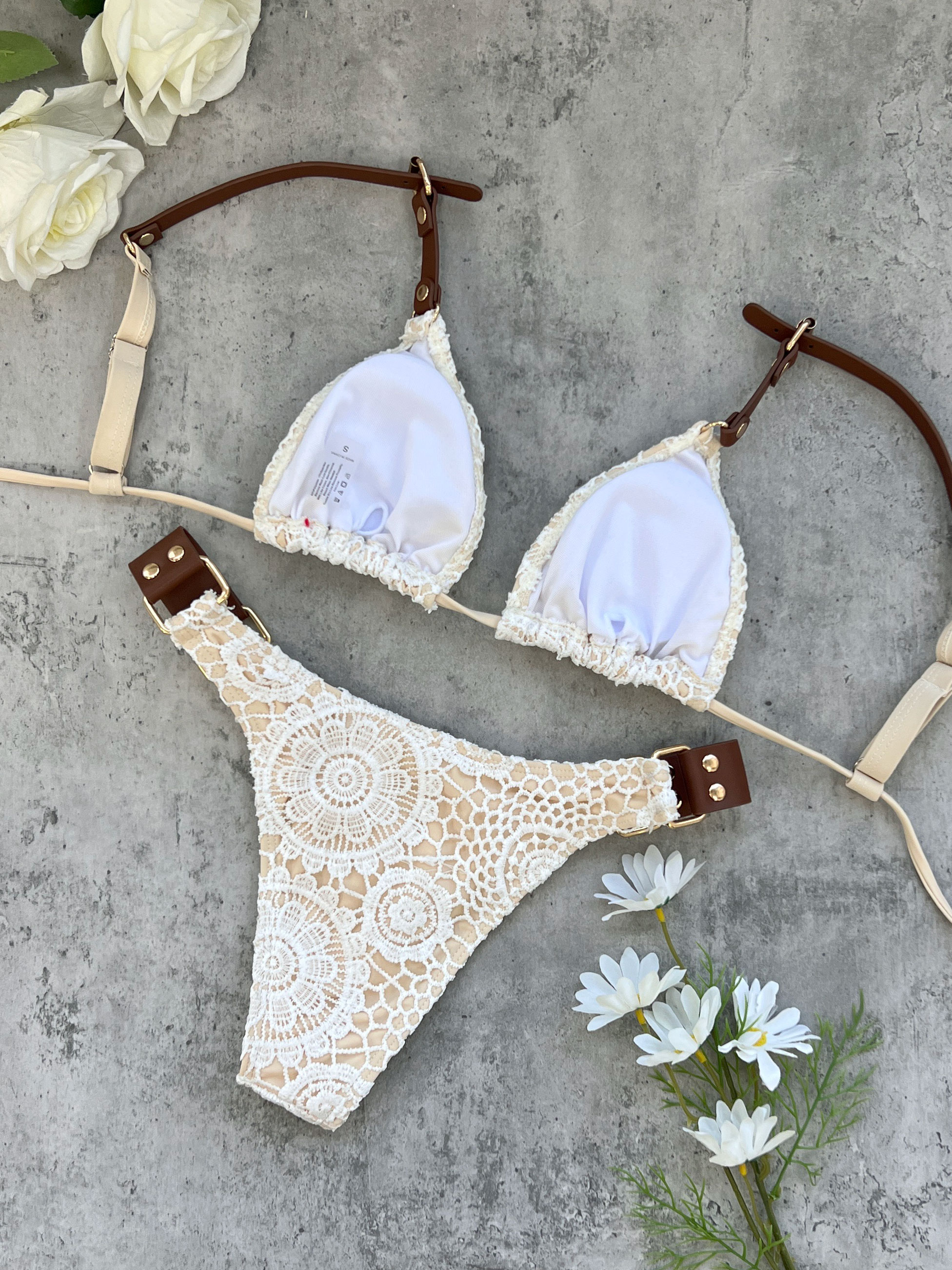 Ensemble bikini crochet bohème 2026 en tricot crème avec bretelles en cuir et boucles métalliques – Idéal pour la plage, les fêtes au bord de la piscine et les escapades estivales