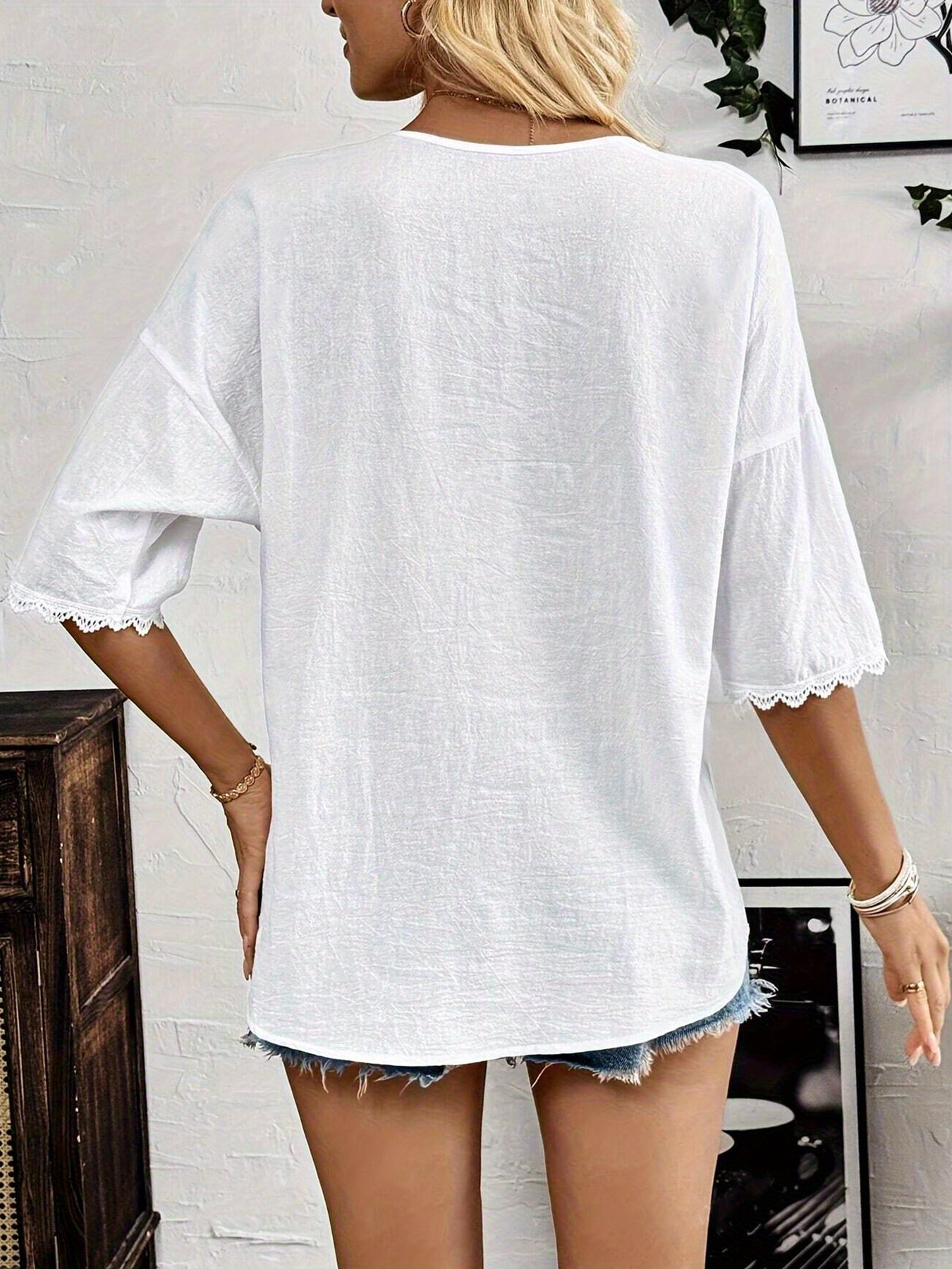 Chemise classique pour femme 100% coton, décontractée et élégante, avec empiècements en dentelle et détails boutonnés.