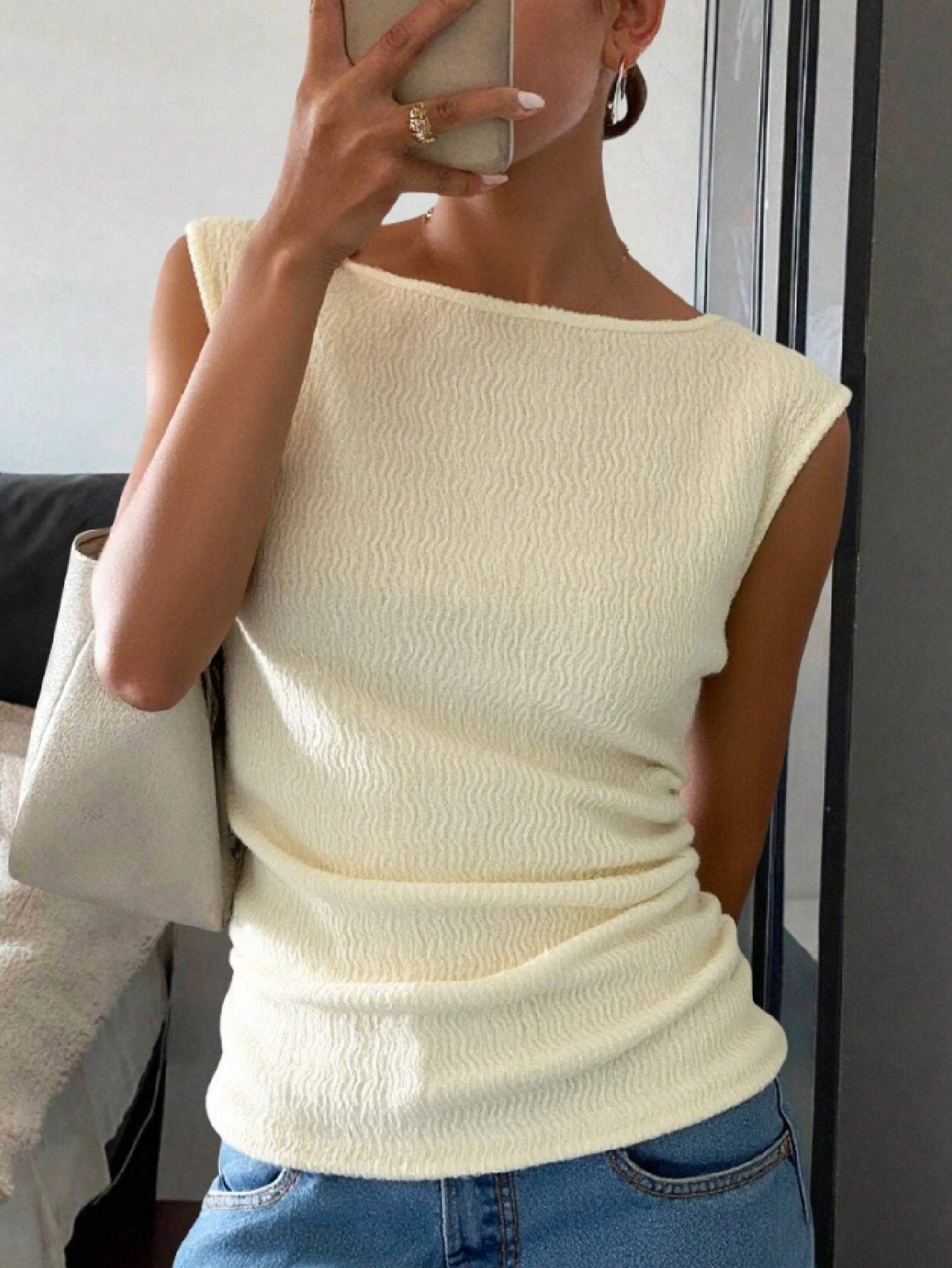 Haut femme tendance, coupe slim, épaules dénudées