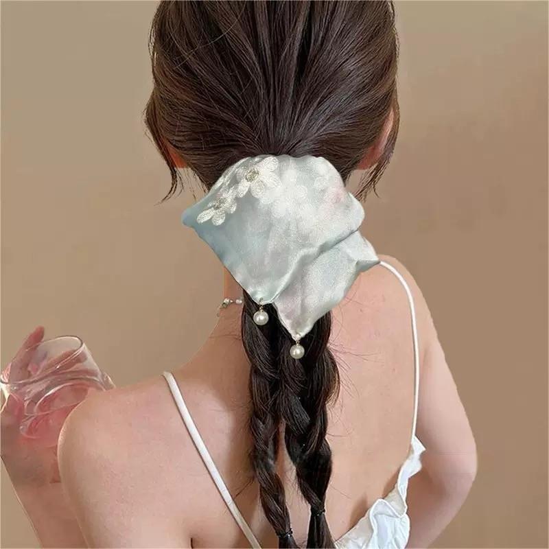 Accessoires de cheveux de bandeau carré de perle de fleur brodée à la mode et polyvalents pour les femmes