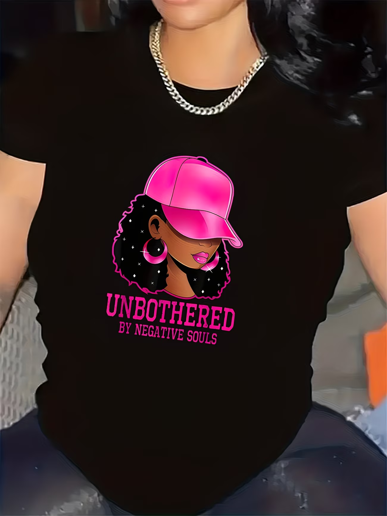 T-shirt pour femme, motif graphique décontracté pour un usage quotidien, tissu confortable, illustration élégante d'un chapeau rose