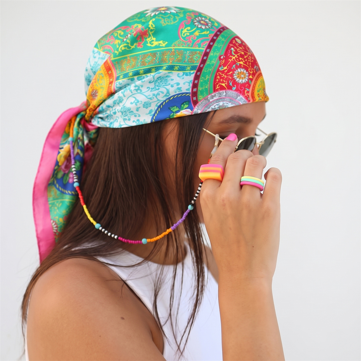 Foulard carré en satin 90 cm pour femmes, imprimé floral rétro coloré, bandana léger, foulard polyvalent, mode de vacances