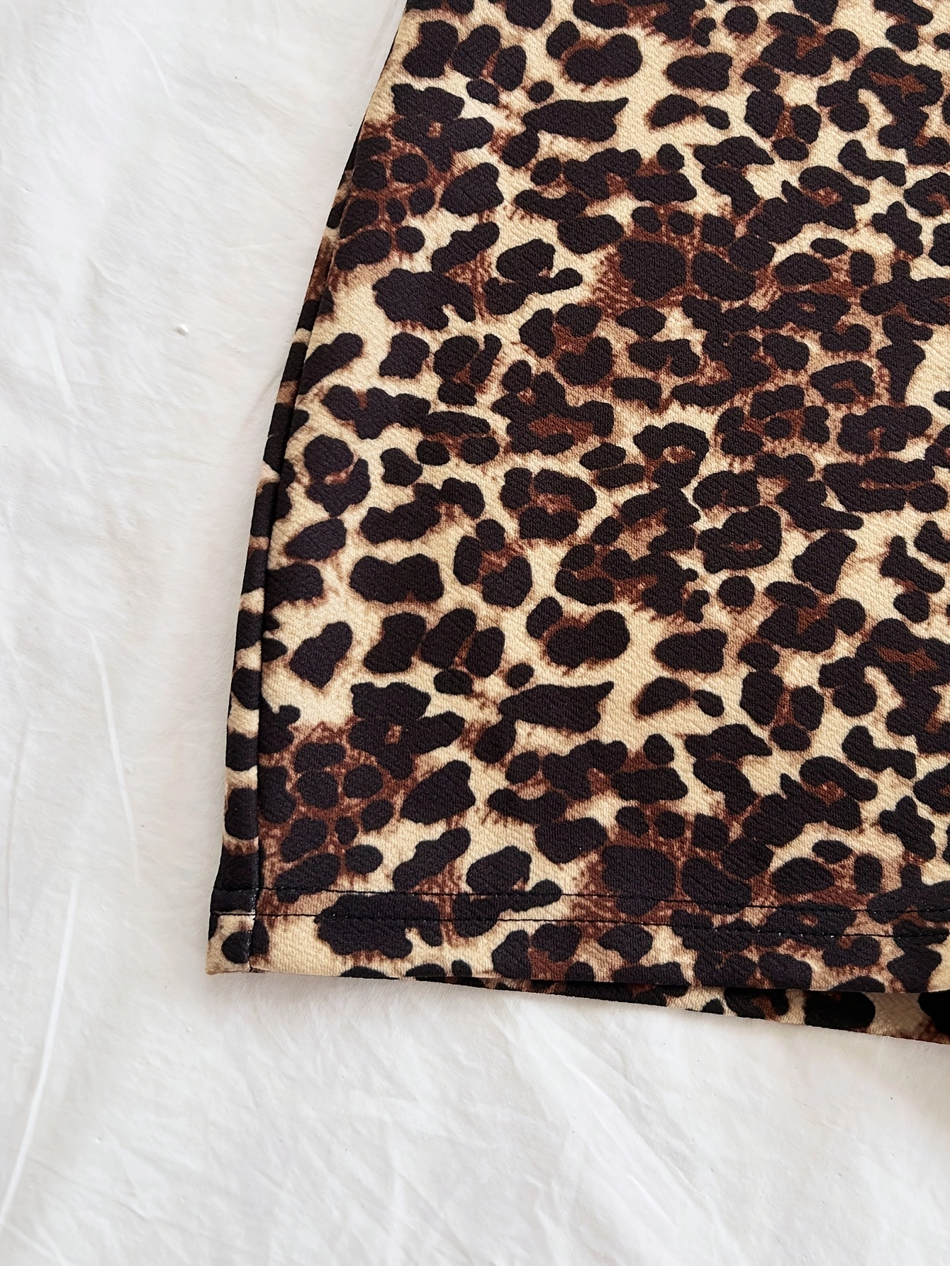 Nouvelle combinaison côtelée moulante pour femme, col en V, avec nœud à nouer sur le devant et bordure contrastante noir et blanc, idéale pour les loisirs d'été et les vacances