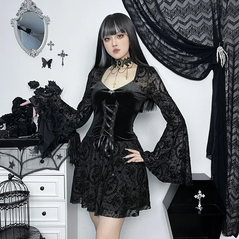 Robe Vampire Gothique Élégante Vintage en Velours Style Grunge Punk avec Bandages et Manches Évasées pour Femme – Tenue de Soirée