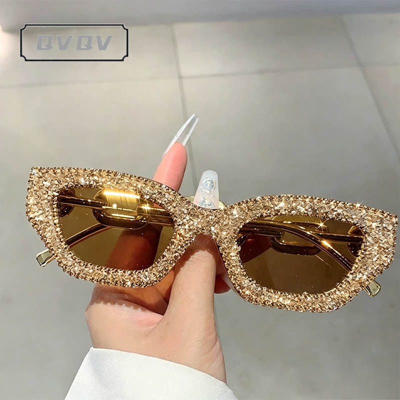 Lunettes de soleil œil de chat pour femmes avec chaîne dorée, design de marque de luxe, verres effet diamant brisé, tendance pour les soirées et la conduite