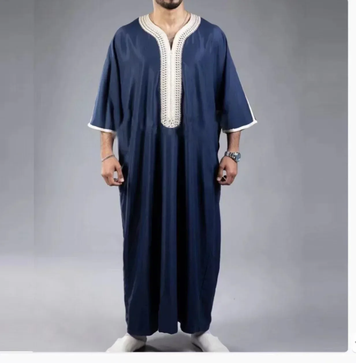 Nouveau 2026 Vêtement Musulman Traditionnel Eid Moyen-Orient Jubba Thobe Homme Robes Musulmanes Arabes à Manches Longues Cadeaux pour Mari