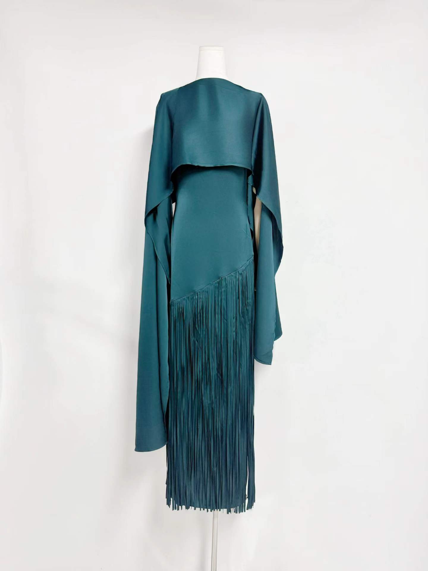 Robe longue de luxe 2026 de haute qualité en satin à franges avec cape assortie, style Abaya élégante, pour femme