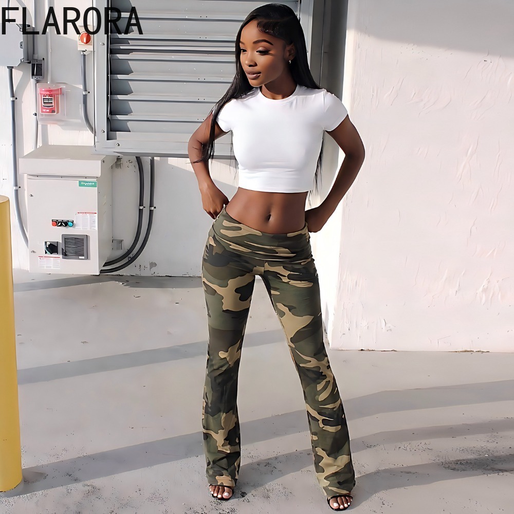 FLARORA Pantalon évasé imprimé camouflage pour femme, tendance estivale, taille basse, style urbain, coupe skinny classique, bas de tenue assorti