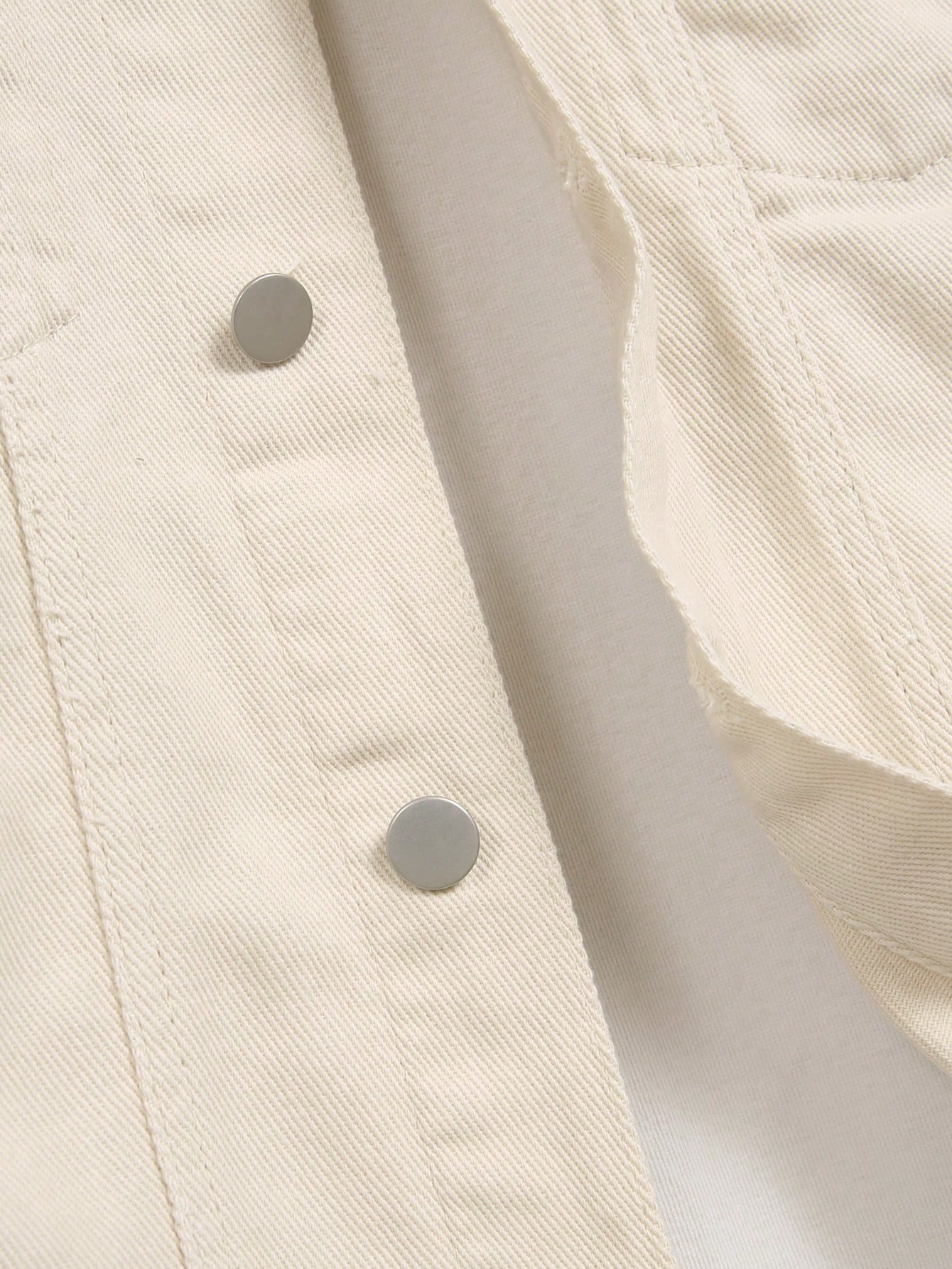 Veste en jean unie décontractée blanc cassé, lumineuse et rafraîchissante, pleine d'une ambiance jeune, idéale pour le printemps et l'automne