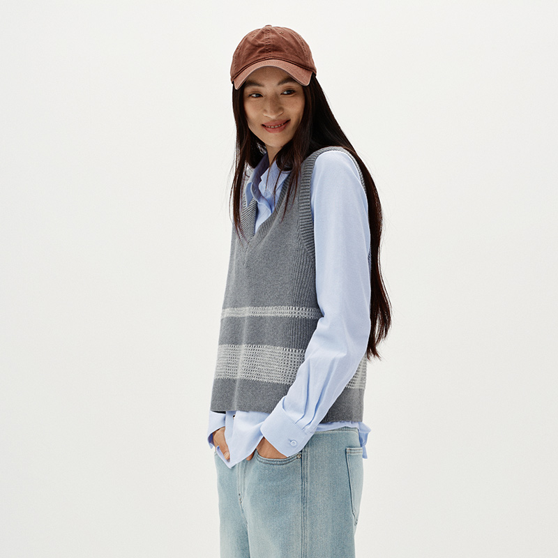 Chemise d'hiver pour femmes Semir, rayée, col en V, tissu brossé, design minimaliste, ensemble deux pièces, nouvelle collection hiver 2026, pour usage quotidien.
