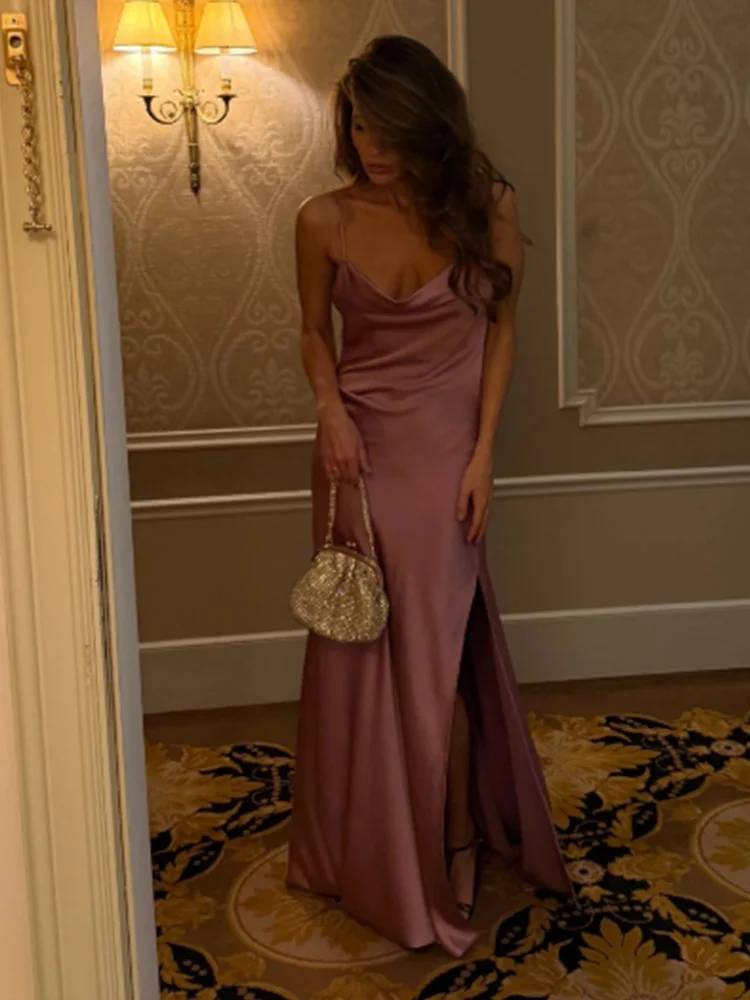 Robe longue en satin dos nu fendue pour femme, sexy, avec décolleté drapé, sans manches, collection été 2026, idéale pour les vacances et les soirées.
