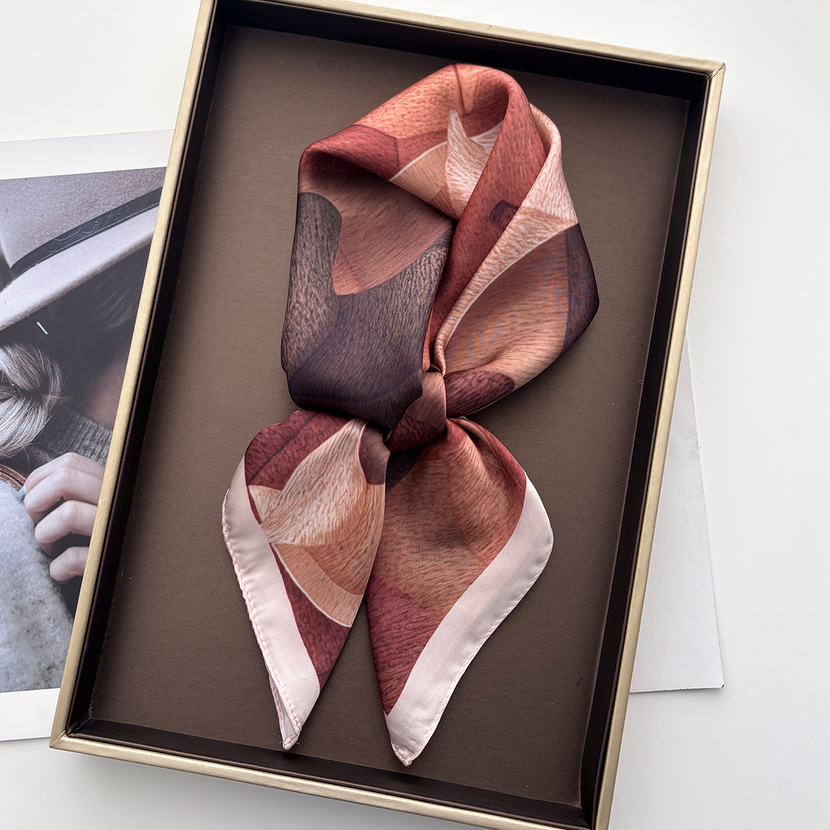 Foulard carré de luxe en soie pour femme, motif imprimé, bandeau, petit foulard pour cheveux, bandana