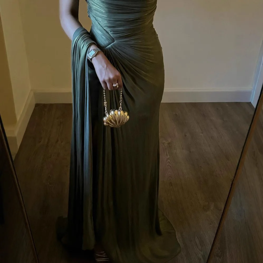 Robe de soirée plissée et corset d'automne et d'hiver avec rubans fluides et détails scintillants pour les femmes en Dubaï et en Turquie
