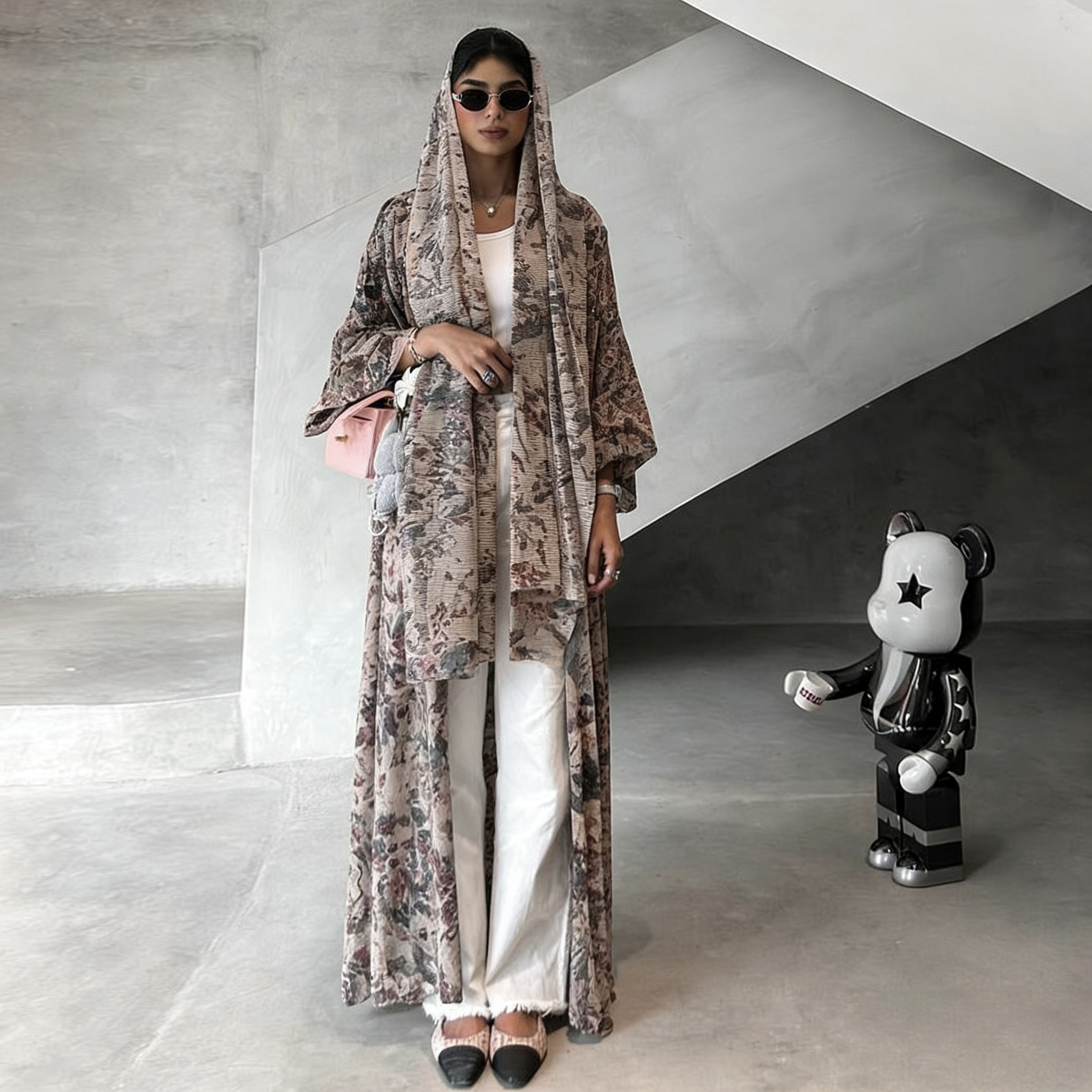 Abaya élégante de style arabe traditionnel avec manches longues amples et imprimé floral, livrée avec un foulard.