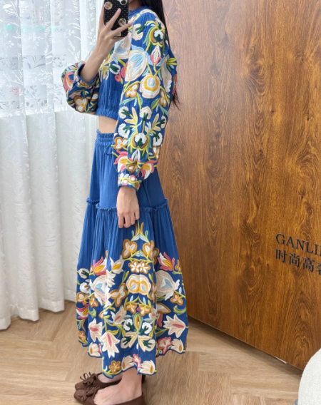 Blouse à manches lanternes et col rond pour femme, brodée de fleurs colorées, ou jupe trapèze à taille élastique avec lacets, nouvelle collection automne.