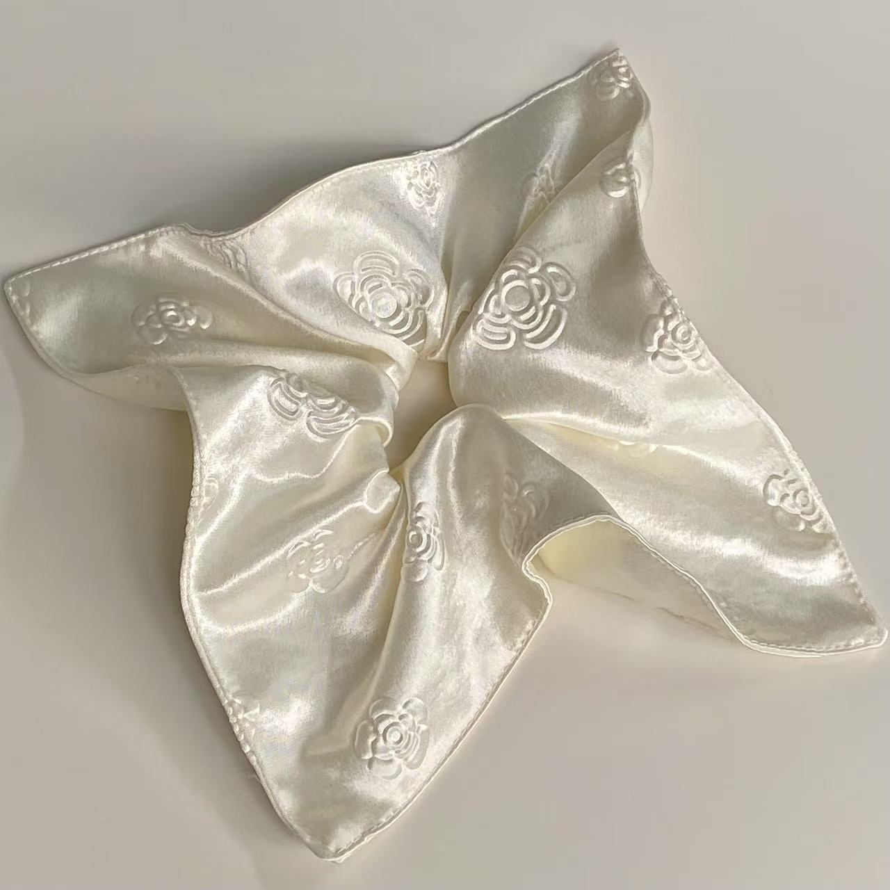 Écharpe carrée en satin blanc crème camélia haut de gamme, style scrunchie, accessoires de cheveux pour femmes, élégance et tempérament