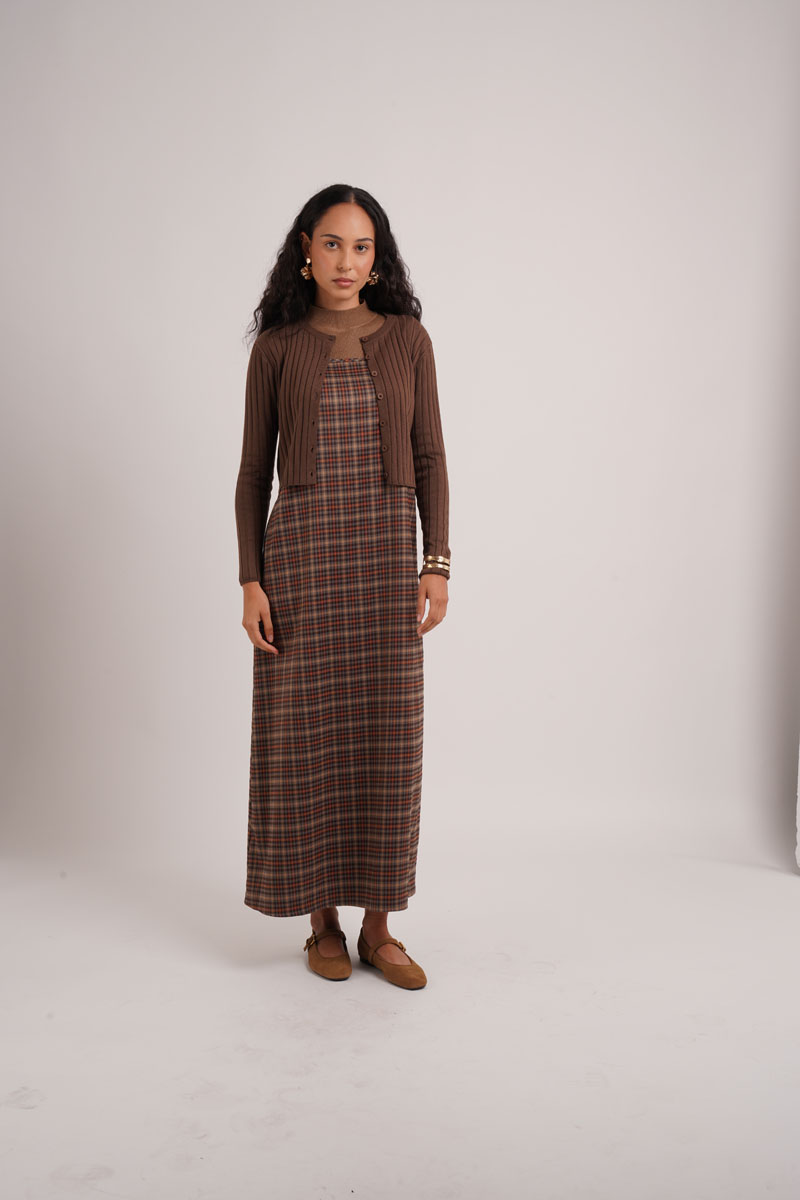 AS AW26 Robe nuisette à carreaux tendance assortie à un cardigan en maille à larges côtes et un haut à col montant en maille pour femme