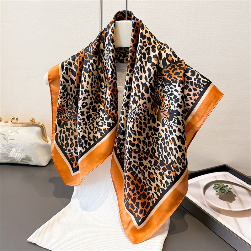 Écharpe en soie à imprimé léopard pour femme, bordure rouge, 70 cm, carré, bandana en satin, châle, foulard de mode, style de créateur de luxe, écharpes pour le cou