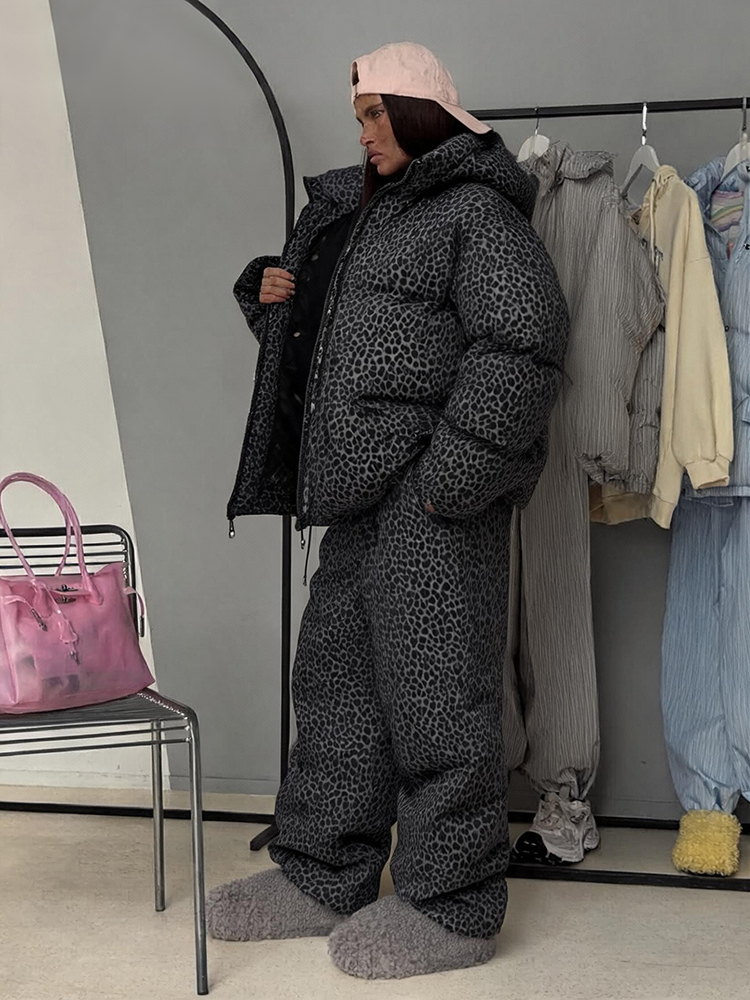 Ensemble 2 pièces pour femmes à imprimé léopard : manteau matelassé à capuche et pantalon à jambes larges, ensemble ample et chaud pour l'hiver, tenue assortie pour femmes.