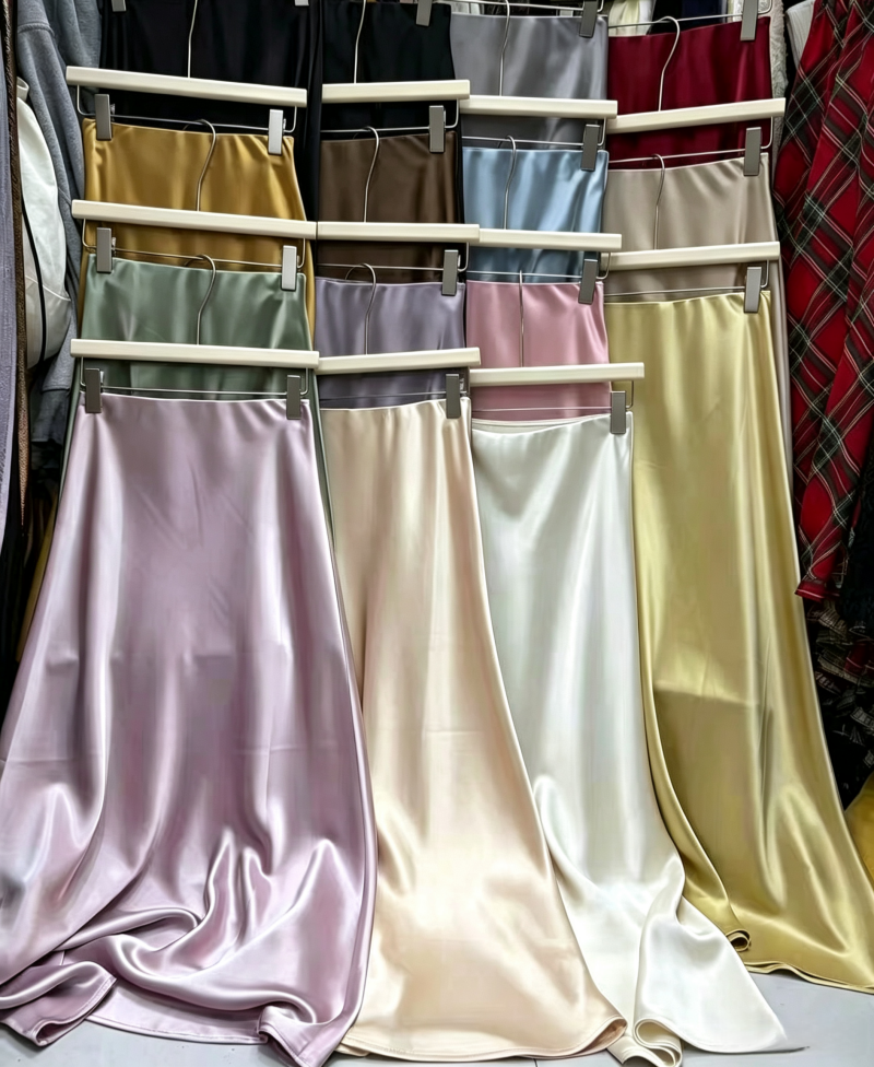 Jupe longue sirène KAROFI en satin effet soie de luxe pour femme, taille haute, fluide, élégante pour le bureau, les soirées et les fêtes, finition brillante SK442