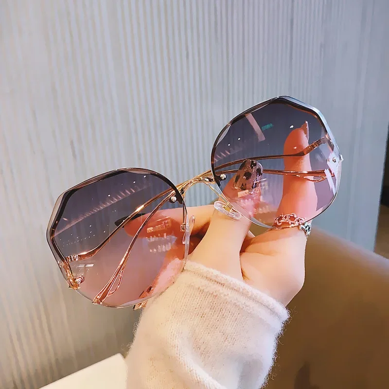 Lunettes de soleil de luxe UV400 pour femmes, verres d'océan, sans bords, branches incurvées en métal, unisexe