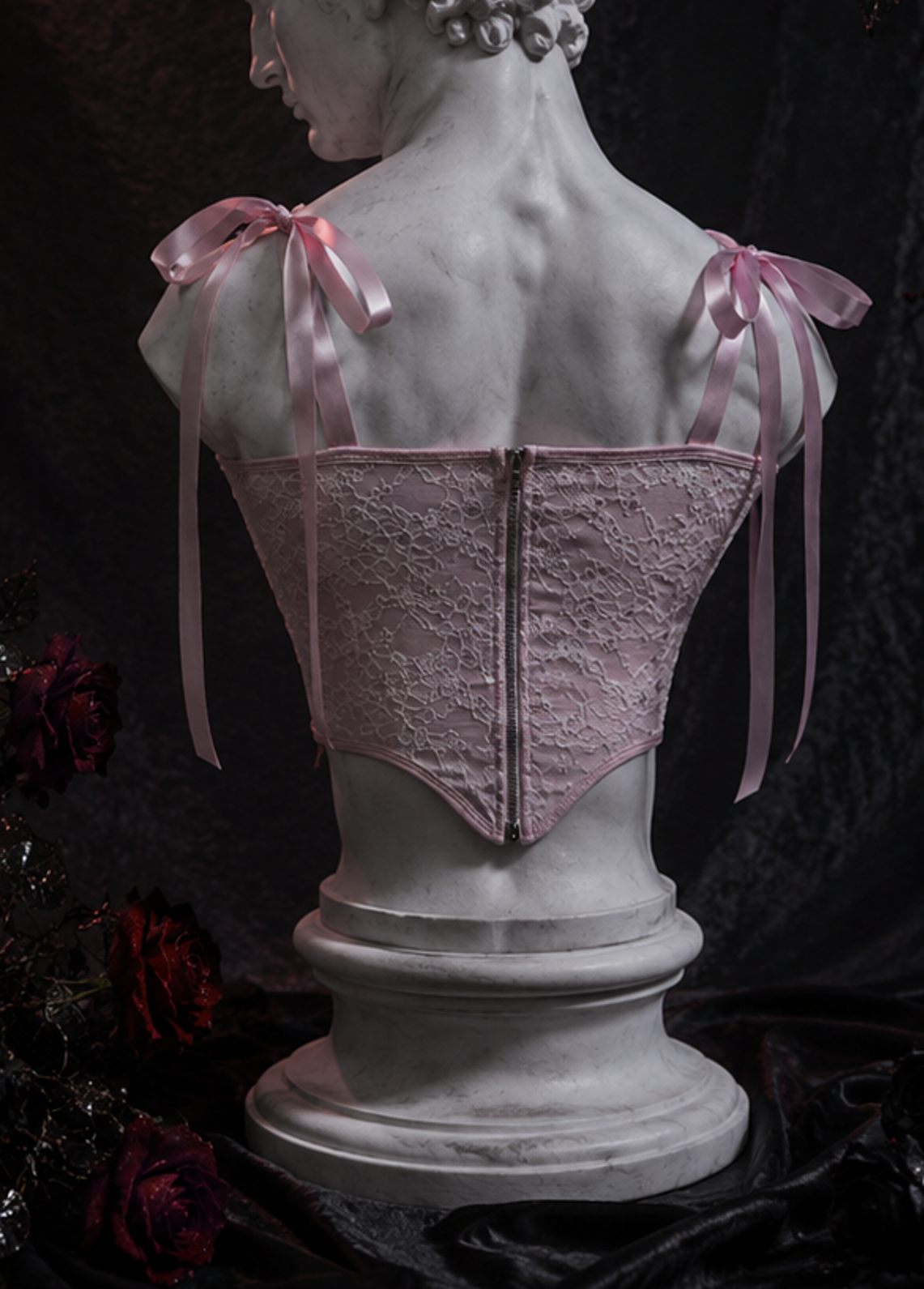 【Fragments.】 Un choix, pas de plus.】Gilet rose tendance pour femme avec bretelles à panneaux en dentelle rétro et grand nœud