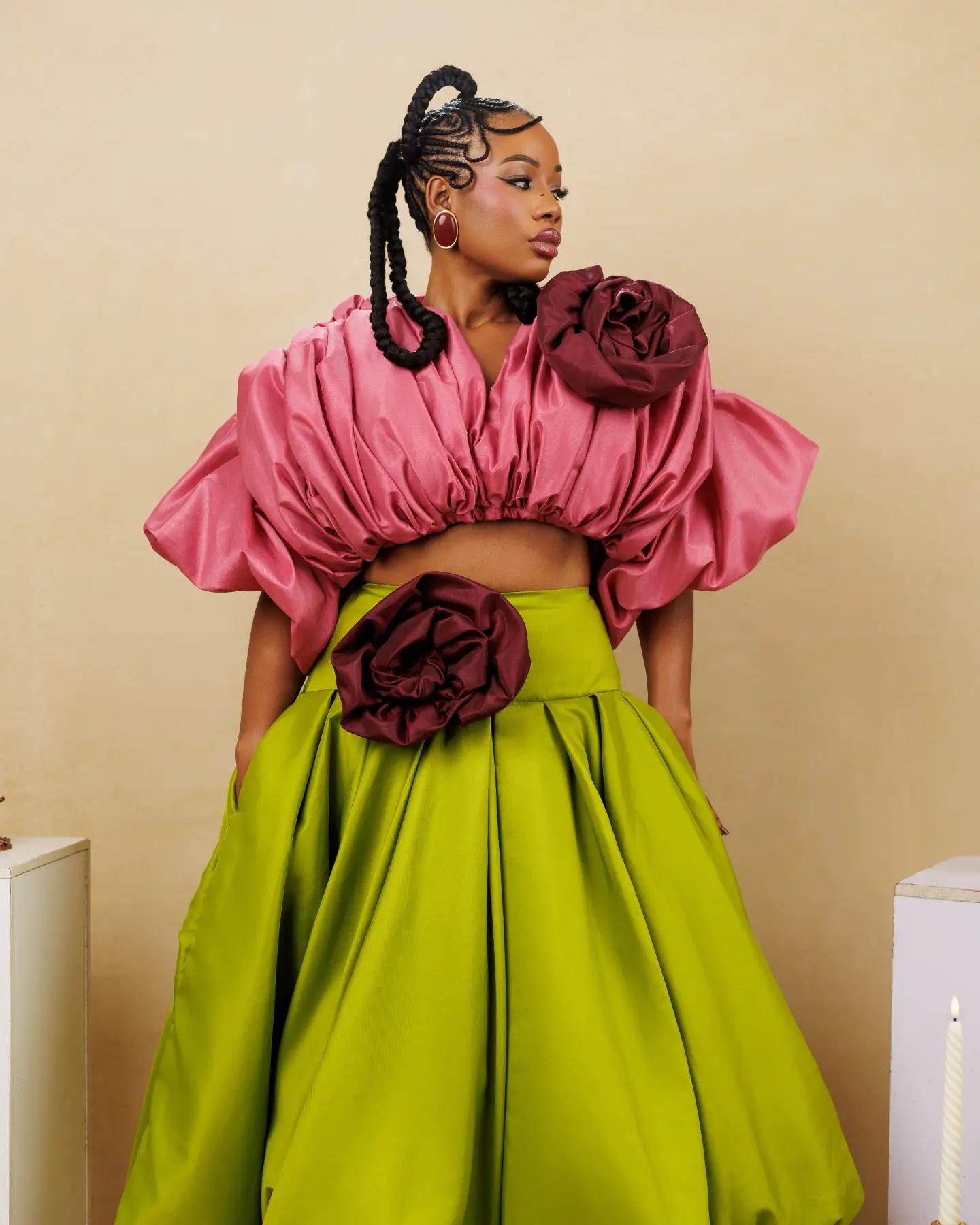 Ensemble deux pièces pour femmes : haut court rose vif à manches bouffantes et jupe mi-longue vert citron à bulles, ensemble en satin avec fleurs de rose 3D et poches, idéal pour les mariages.