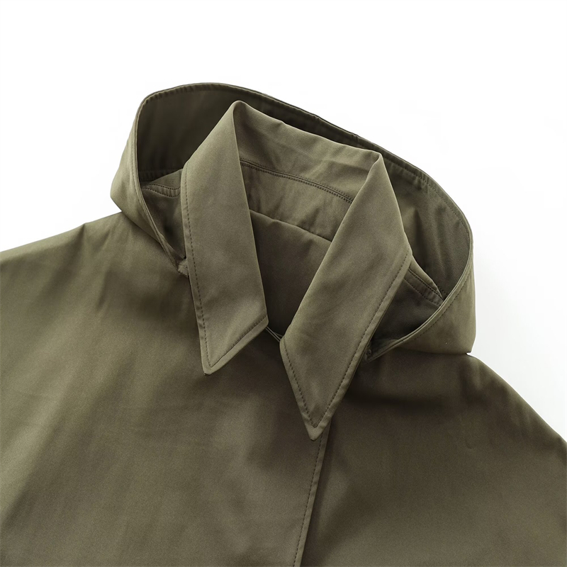 Manteau court à capuche pour femme en vert olive, marron et noir, double boutonnage avec détails de poches, veste décontractée