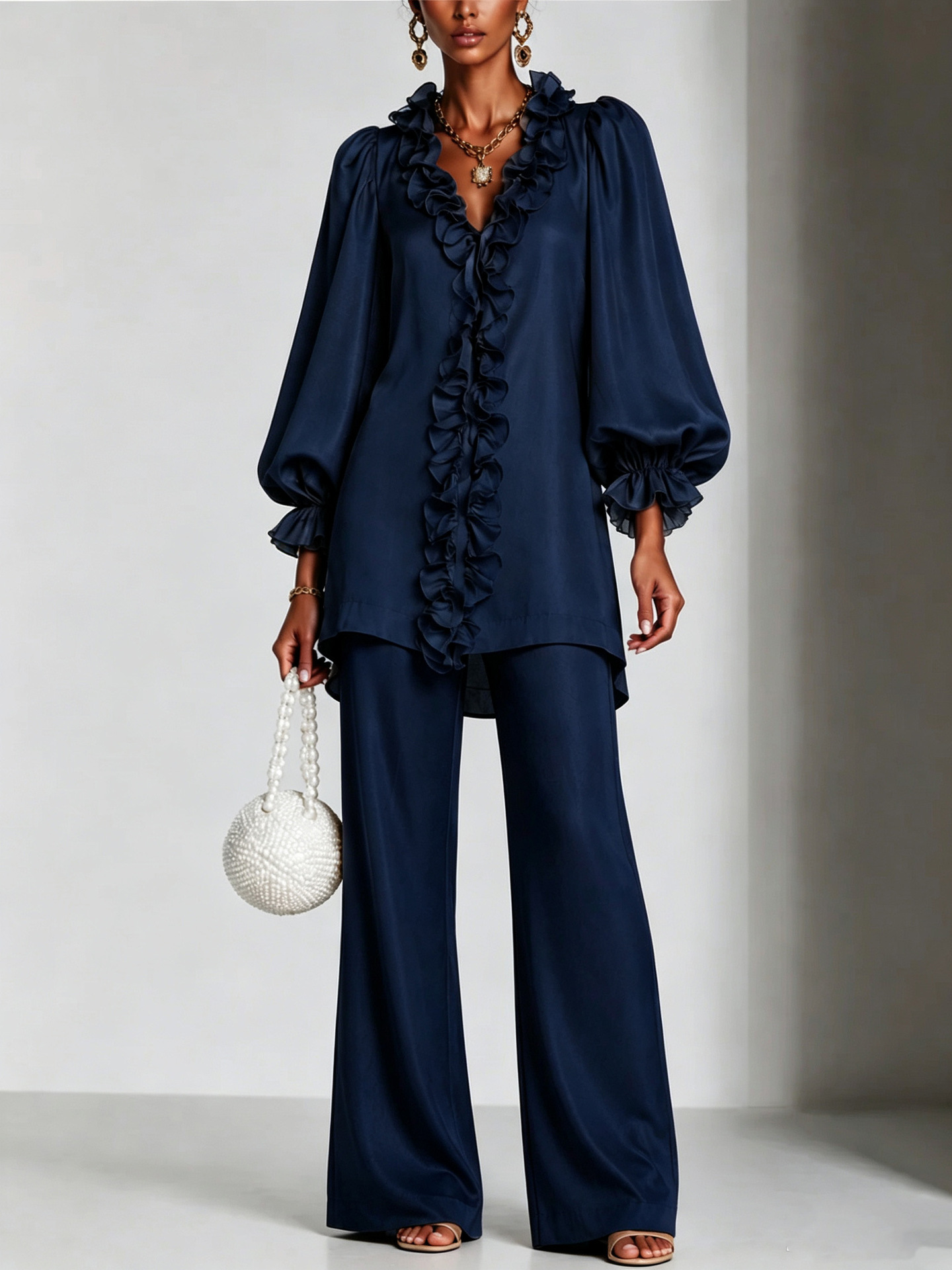 Ensemble en deux pièces pour femmes, composé d’une blouse en satin à volants, avec un décolleté en V et des manches bouffantes, et d’un pantalon à taille haute et jambes larges. Ensemble élégant pour soirées et événements.