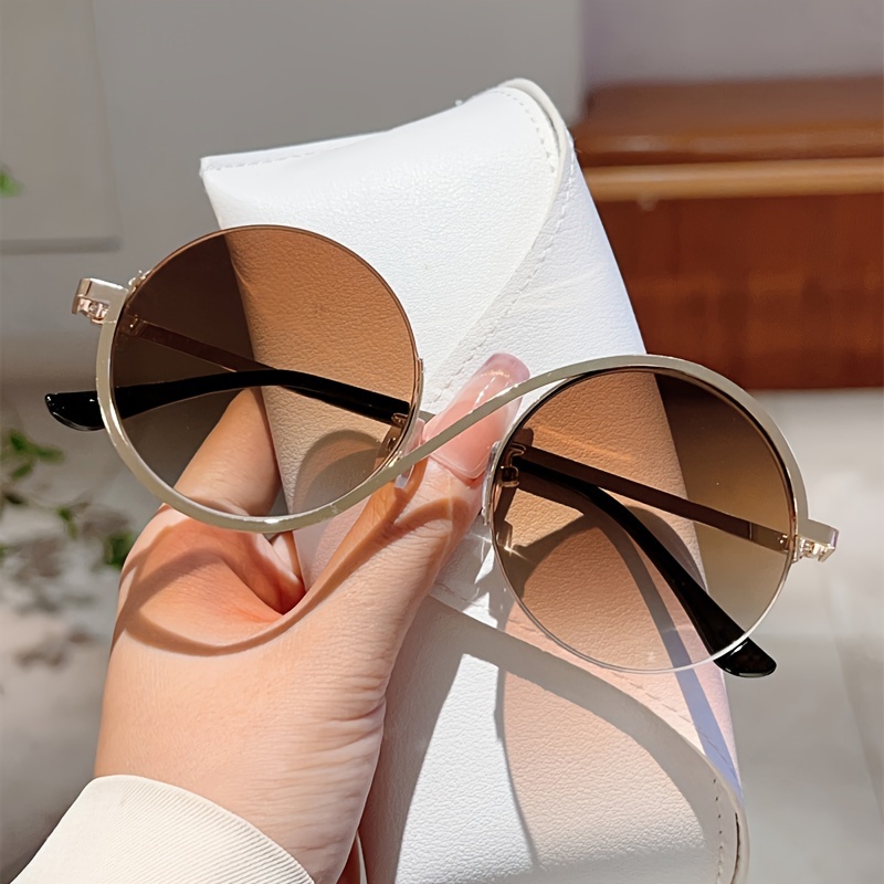 Une paire de lunettes rondes à monture complète pour femmes, lunettes roses tendance, adaptées aux voyages et à la photographie de rue