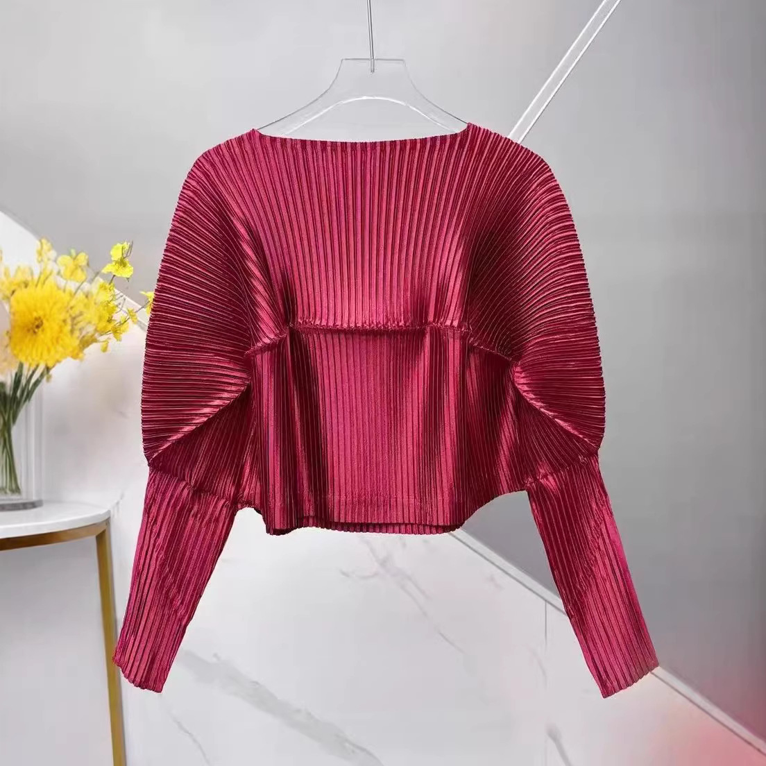 Haut à manches longues plissé à col rond et manches chauve-souris bordeaux pour femme, tissu brillant, mode décontractée, tenue quotidienne, tendance chic