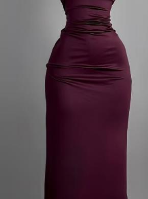 Une robe longue fendue pour dames élégantes, longue rouge qui serre la taille et amincissante