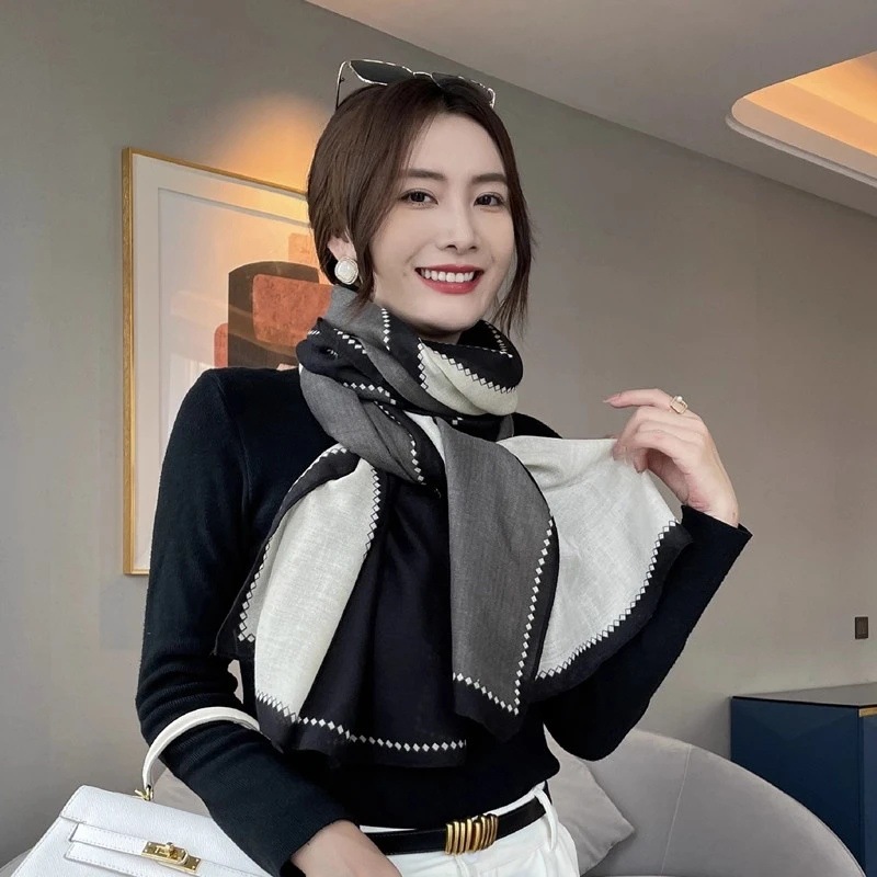 Écharpe d'hiver fine en coton et lin pour femmes, simple et haut de gamme, avec un assortiment de couleurs beige et noir, écharpe-chemise à double usage pour un usage quotidien.