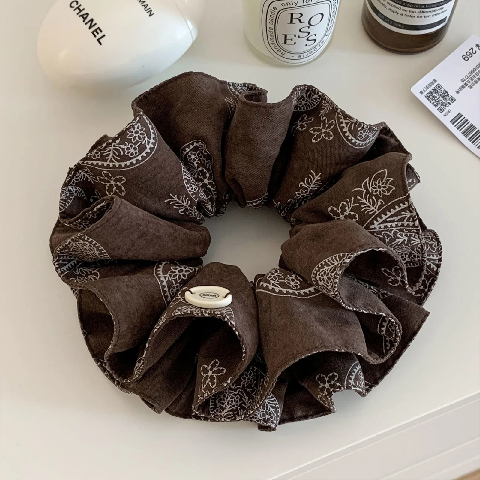 Chouchous vintage à imprimé bandana pour femmes, élastiques à cheveux en tissu marron et gris, accessoires capillaires mignons et élastiques pour tous les jours.