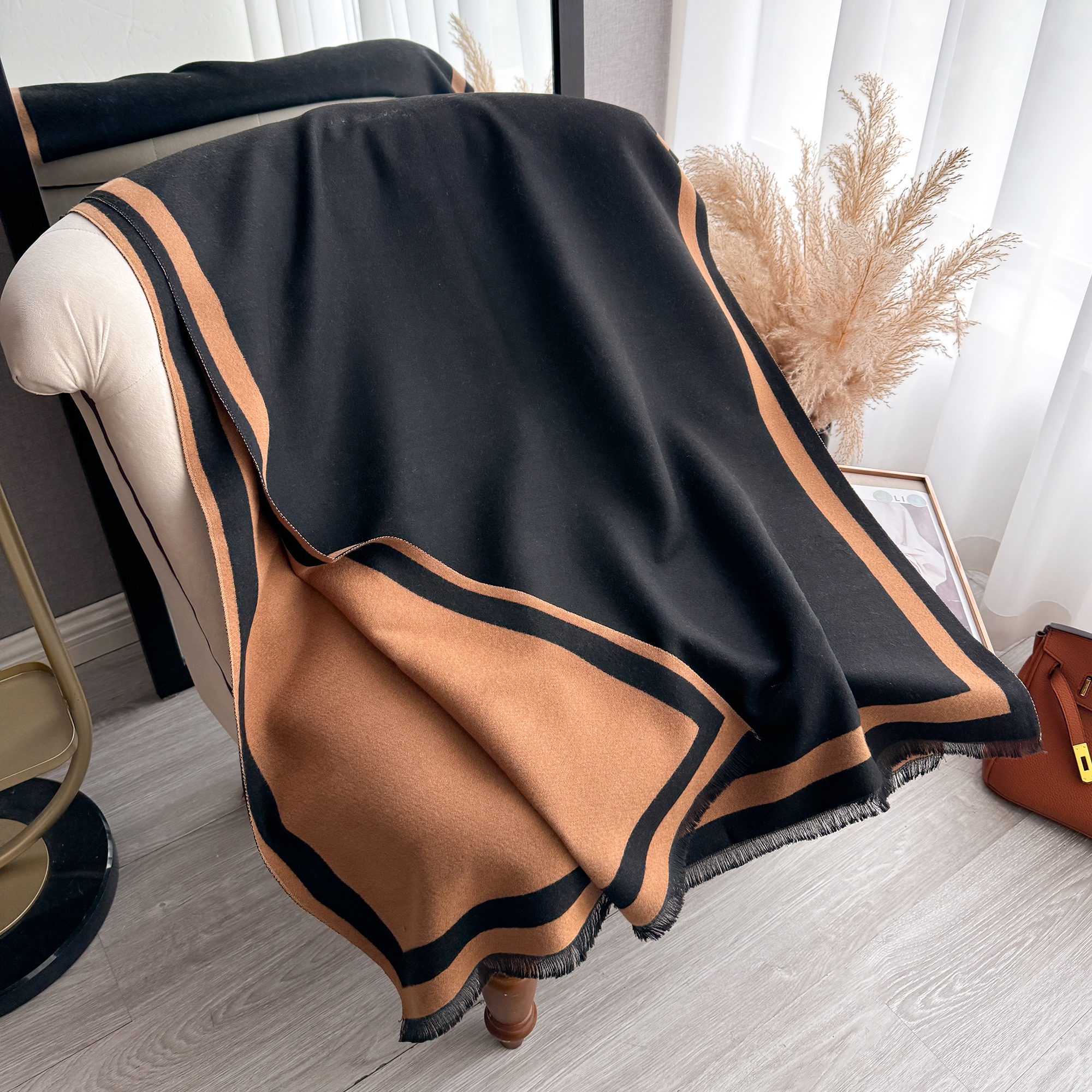 Châle réversible imitation cachemire, grande écharpe à bordure bicolore, écharpe douce et chaude à franges pour femmes, idéale pour l'automne et l'hiver au quotidien.