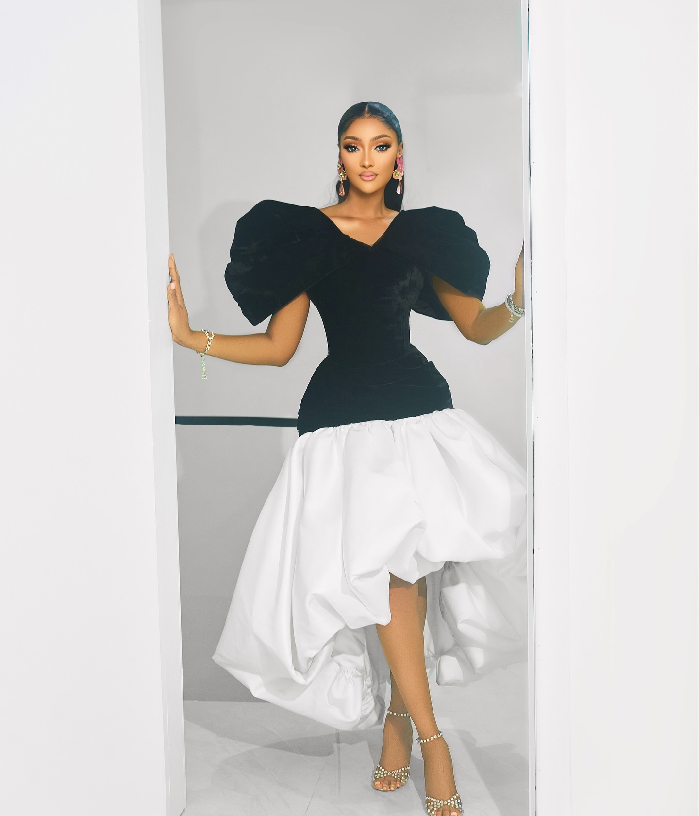 Robes de soirée asymétriques blanches et noires pour femmes, robes longues modestes pour femmes africaines, dos lacé