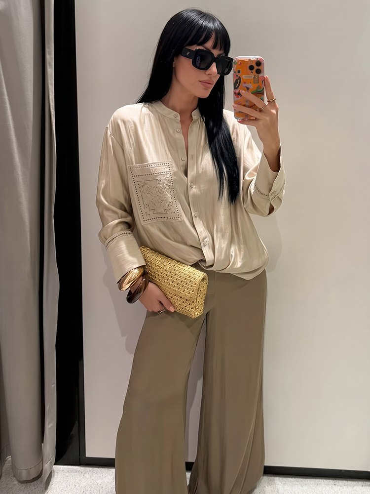 Chemisier Élégant en Satin Brodé pour Femme HH – Collection Été 2026 – Col Montant, Manches Longues, Poches Brodéées – Blouse Chic et Légère pour le Quotidien