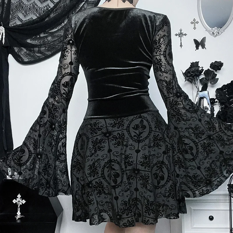 Robe Vampire Gothique Élégante Vintage en Velours Style Grunge Punk avec Bandages et Manches Évasées pour Femme – Tenue de Soirée