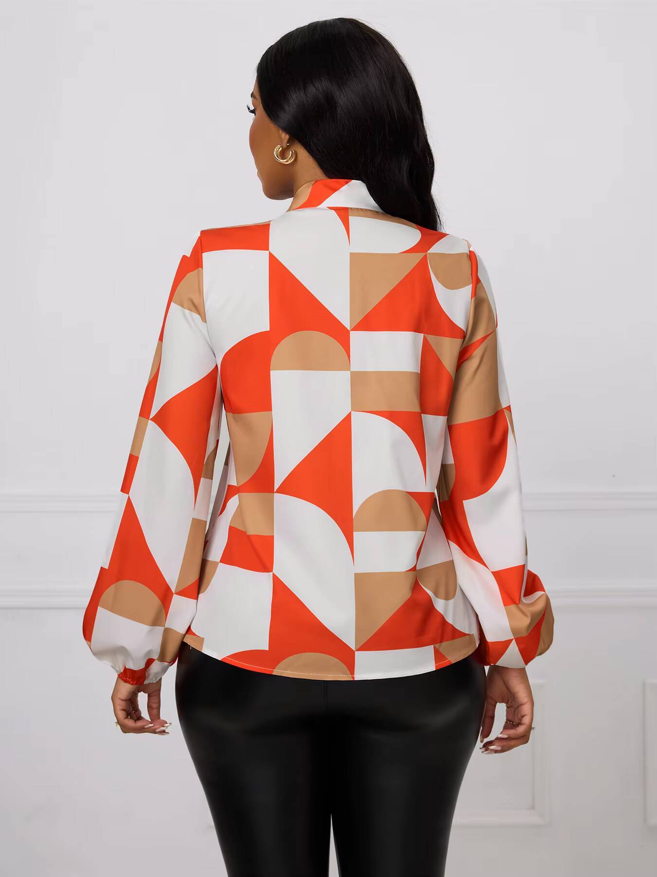 Chemisier Femme Printemps-Été Orange et Blanc à Imprimé Géométrique, Col Noué, Manches Longues, Poignets Froncés – Chic et Élégant pour le Bureau