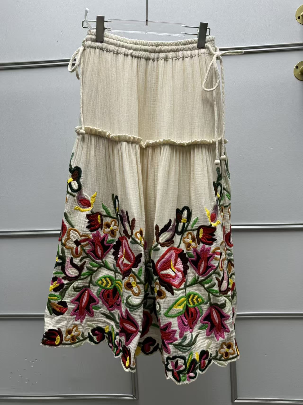 Blouse à manches lanternes et col rond pour femme, brodée de fleurs colorées, ou jupe trapèze à taille élastique avec lacets, nouvelle collection automne.