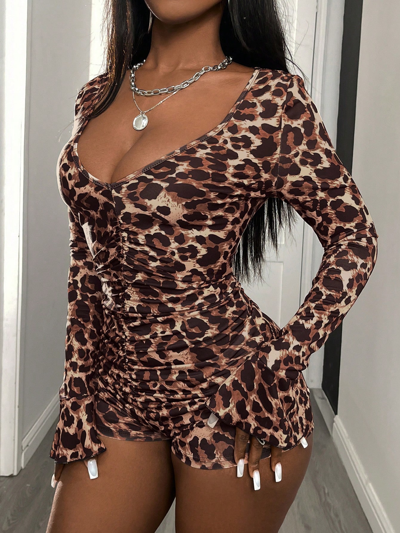 Combinaison sexy pour femme à imprimé léopard, col en V profond, plissée, manches longues et poignets cloche