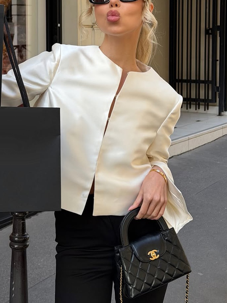 Chemisier court en satin Tossy, col mandarin, manches longues, boutonnage sur le devant, drapé, couleur unie, idéal pour les sorties, les rendez-vous, les soirées, coupe ajustée, chemisier pour femmes.