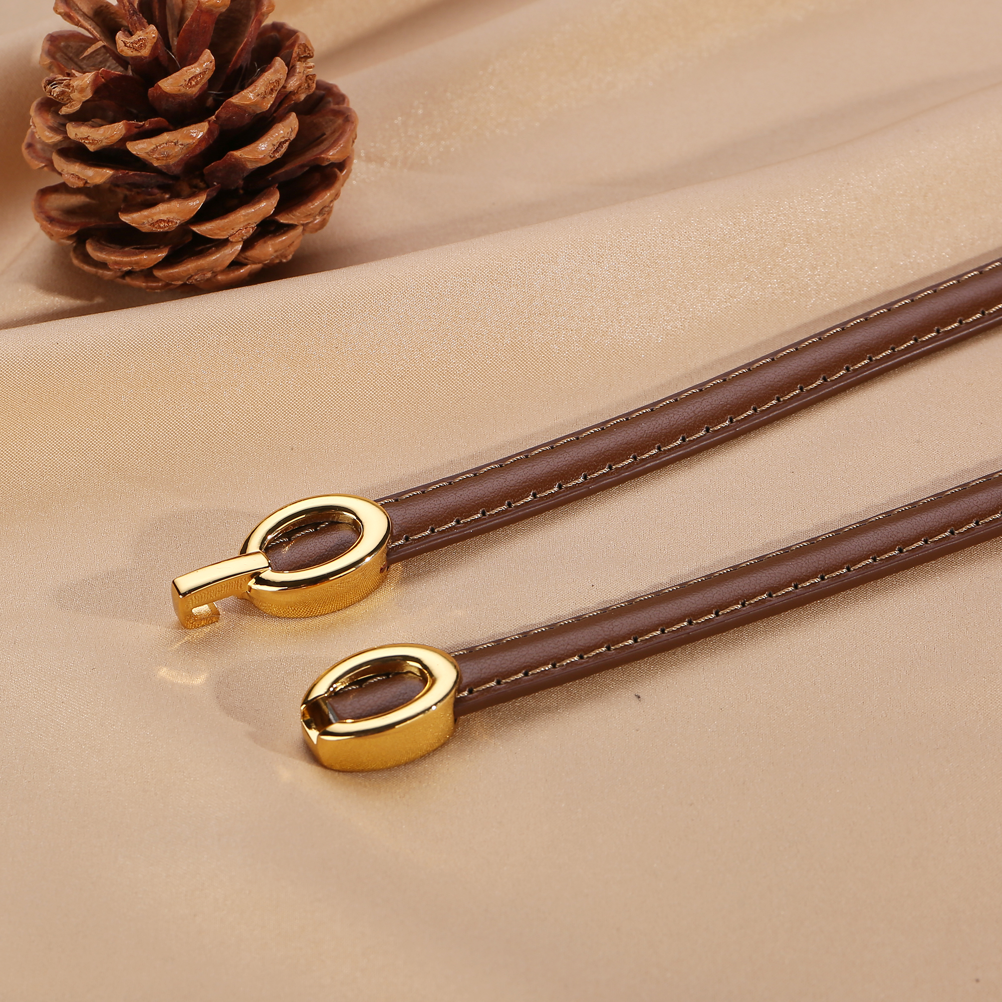 Ceinture fine en cuir véritable pour femmes, accessoire minimaliste et polyvalent pour robes, jupes, jeans et plus encore