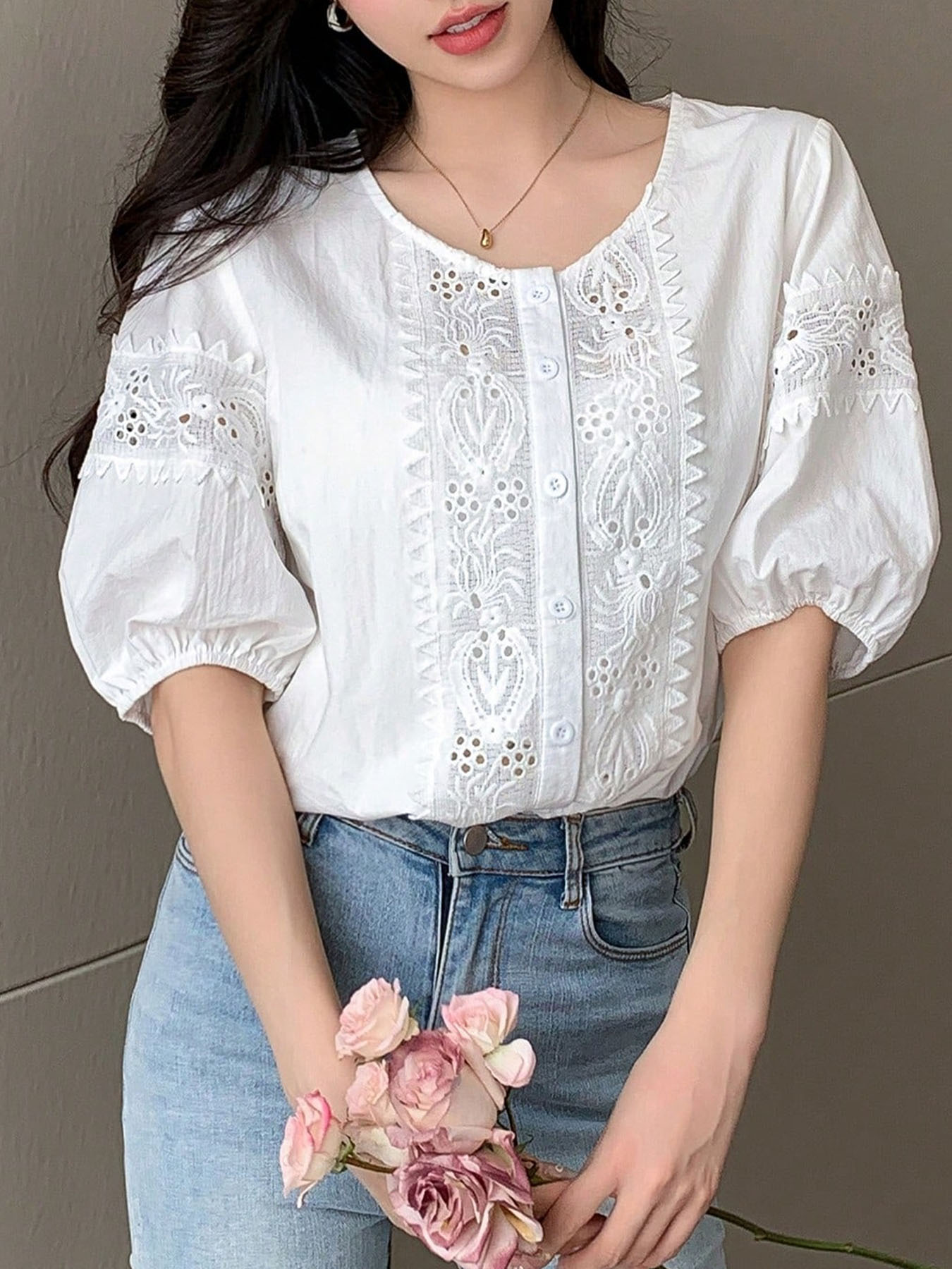 Chemise élégante pour femme 100 % coton, col rond, fermeture boutonnée, manches bouffantes avec broderie ajourée.