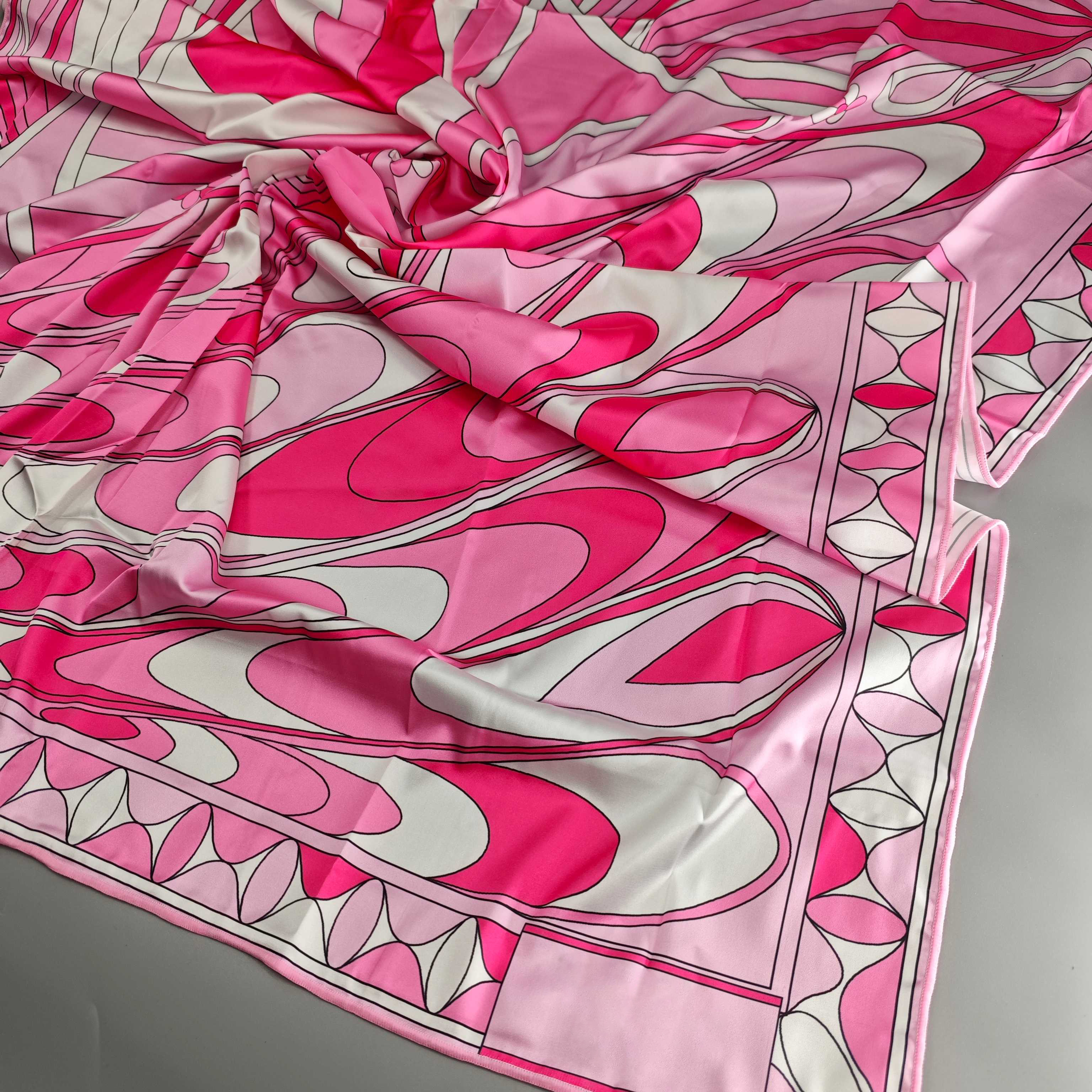 Foulard carré en soie rose pour femme, design de mode, avec logo signature de créateur, de marque de luxe, à porter comme écharpe ou comme jupe de plage asymétrique